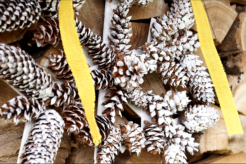 Dennenappels met lint als kerstdecoratie