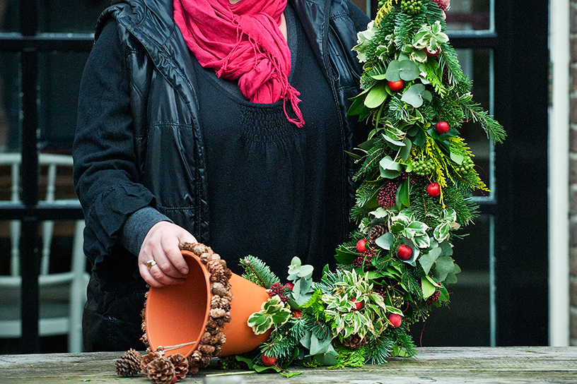 kerstdecoratie: kerstfestoen en bloempot