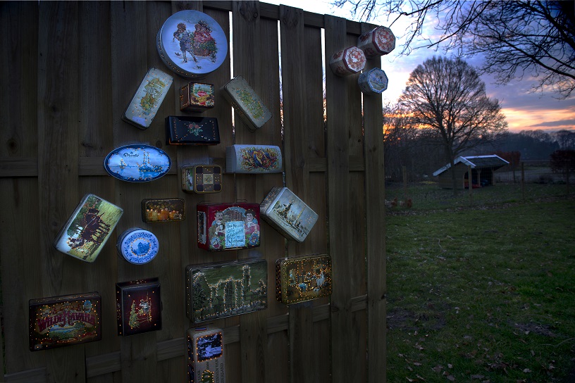 kerstboom van koekblikken als kerstdecoratie