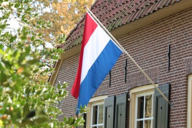 Hoe hangt de vlag erbij?