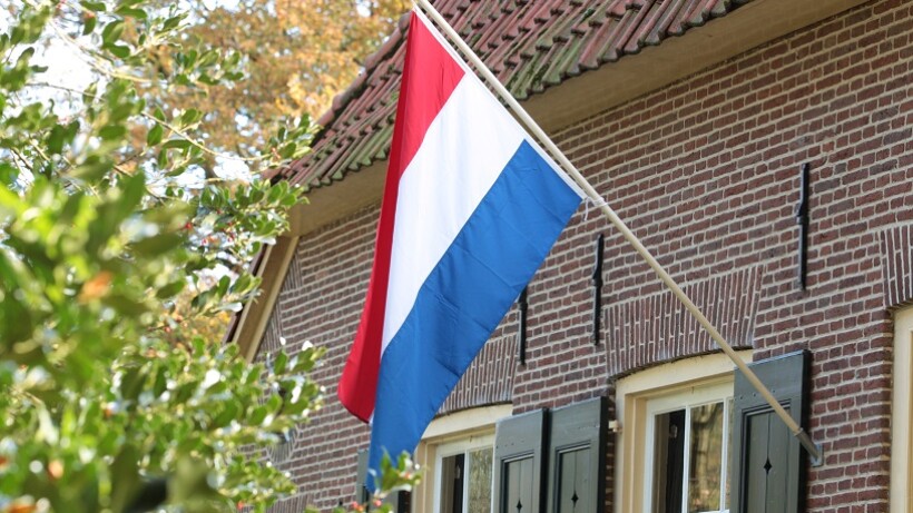 Hoe hangt de vlag erbij?