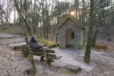 Alle bankjes langs het wandelpad in een app