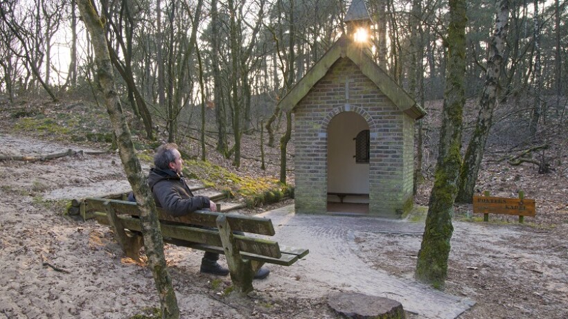 Alle bankjes langs het wandelpad in een app