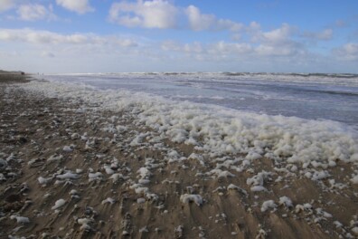 Hoe ontstaat schuim op het strand?