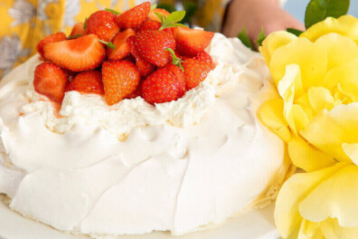 Meringuetaart met mascarponeroom en vlierbloesem-aardbeien