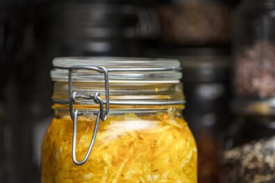 Fermenteer witte kool en maak deze prachtige ‘golden kimchi’