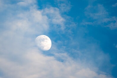 Waarom zie je soms de maan overdag?