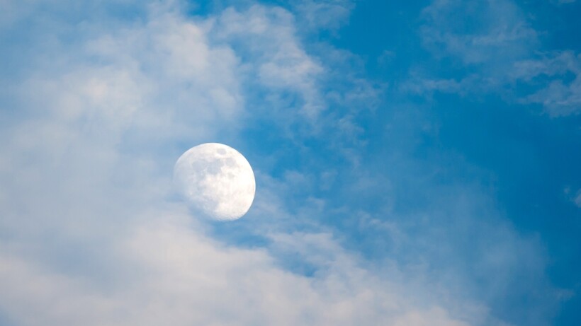 Waarom zie je soms de maan overdag?