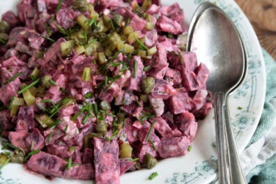 Bietensalade met kappertjes, augurk en crème fraîche
