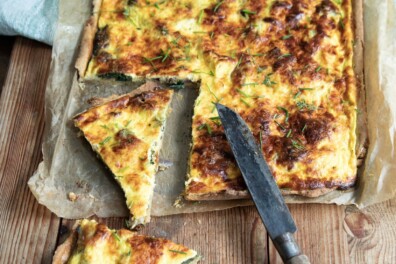 Plaattaart recept: brandnetelplaattaart met kwark en kaas