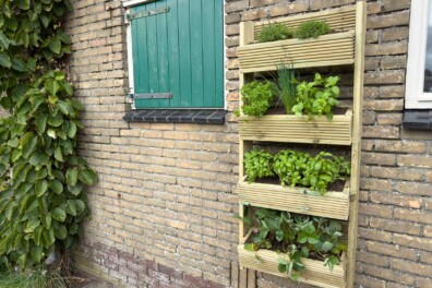 Maak verticale teeltbakken voor kruiden