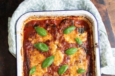 Courgette-ovenschotel met tomatensaus en mozzarella