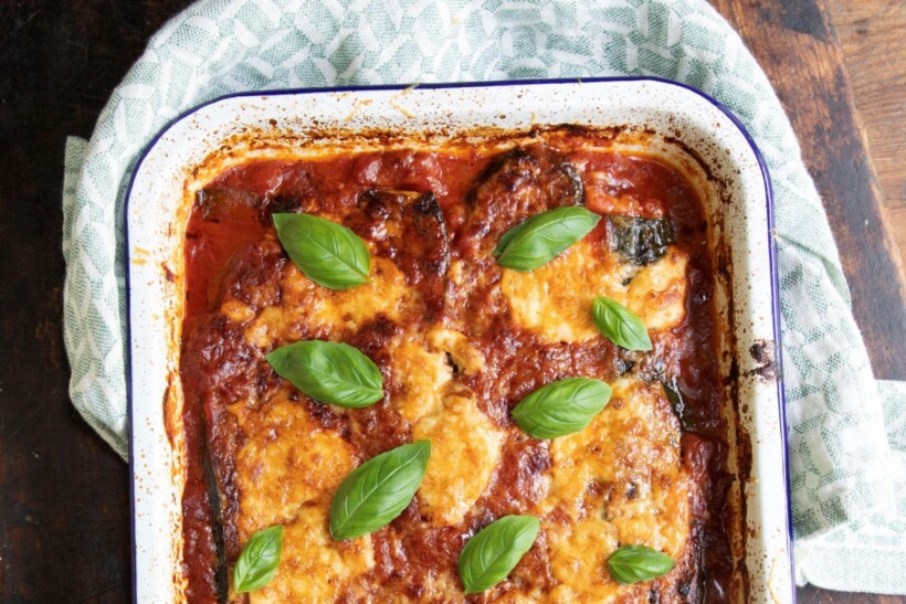 Courgette-ovenschotel met tomatensaus en mozzarella