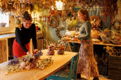 Mariëtte en Rianne brengen droogbloemen tot leven