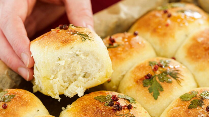 Feestelijke kerstbroodjes met honing en boter