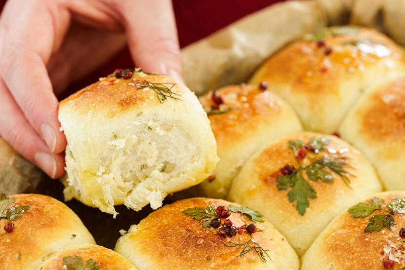 Feestelijke kerstbroodjes met honing en boter