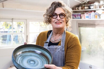 Yvonne Olgers bakt keramiek van Beemster klei