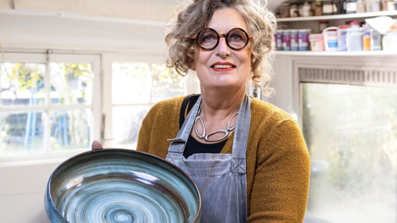 Yvonne Olgers bakt keramiek van Beemster klei