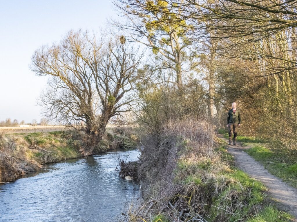 Wandelen Maastricht: een wandelaar langs De Geul.