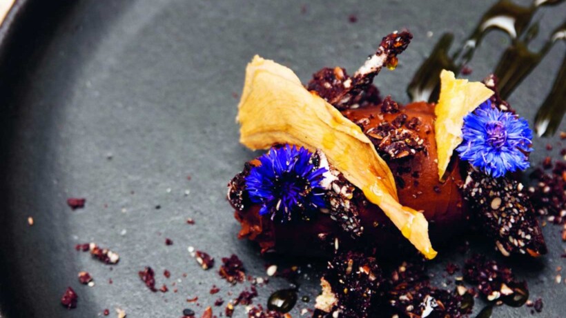 Chocolademousse van zijden tofu met zevenzadenchocolade en laurierkaramel