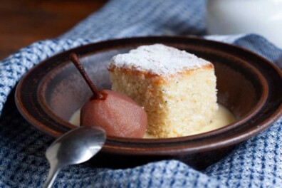 Kardemomcake met cranberry-peertjes en vanillesaus
