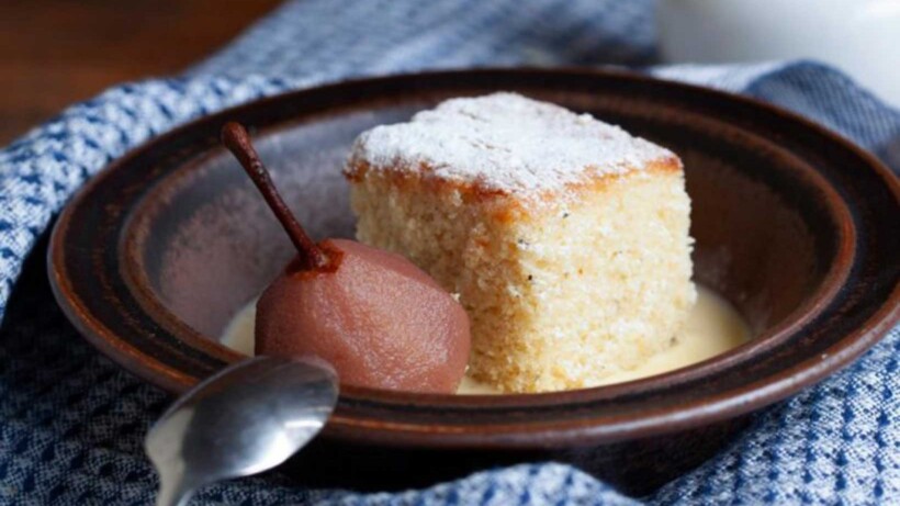 Kardemomcake met cranberry-peertjes en vanillesaus