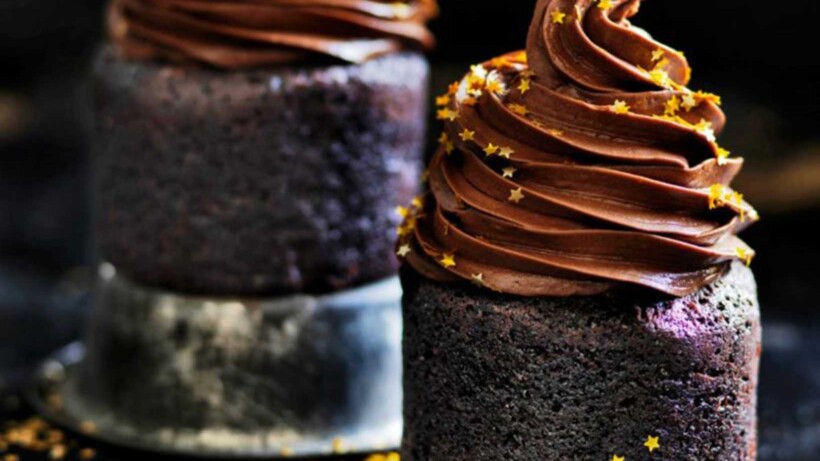 Stoutcakejes met topping van chocolademousse