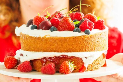 Victoria sponge maken met zomers fruit