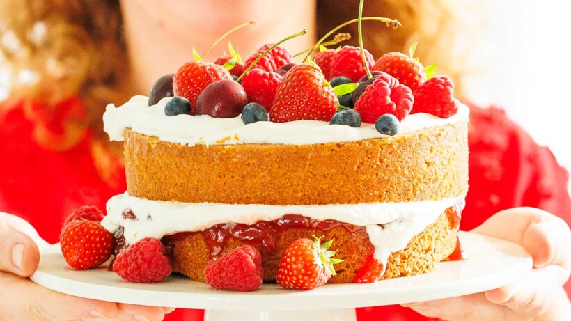 Victoria sponge maken met zomers fruit