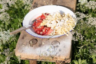 Vlierbloesembeignets met rabarber en aardbeien