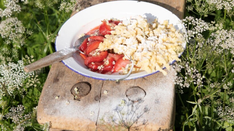 Vlierbloesembeignets met rabarber en aardbeien