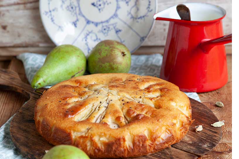 Peren-kardemomcake met custard