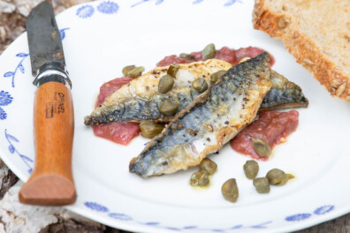 Gebakken makreel met rabarberrelish en kappertjes