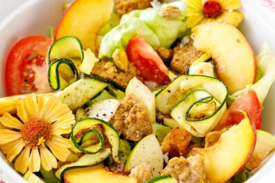Salade met courgette, perzik en kipgehakt