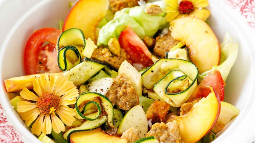 Salade met courgette, perzik en kipgehakt