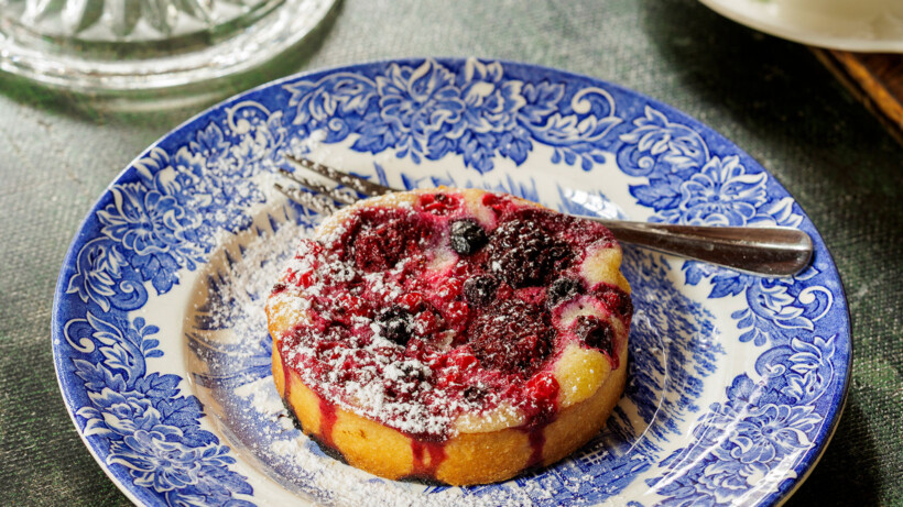 Tartelettes met amandelcrème en rode vruchten