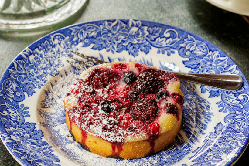 Tartelettes met amandelcrème en rode vruchten