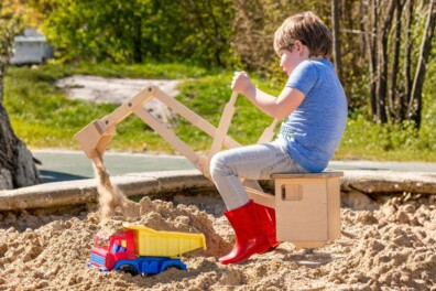 Maak een houten graafmachine voor in de zandbak
