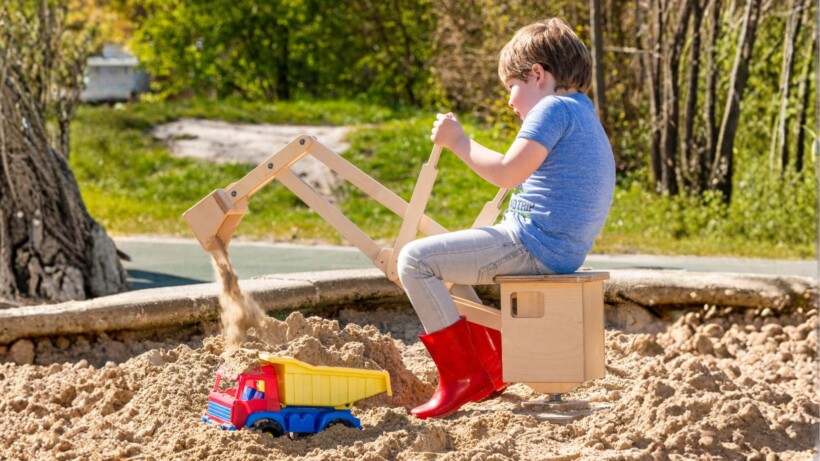 Maak een houten graafmachine voor in de zandbak