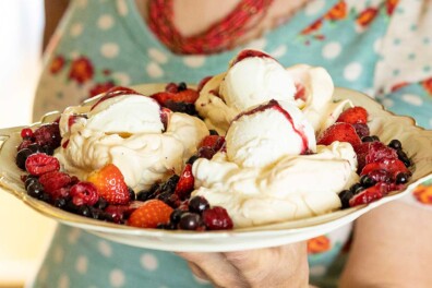 Zoeteriken met zomerfruit en ijs