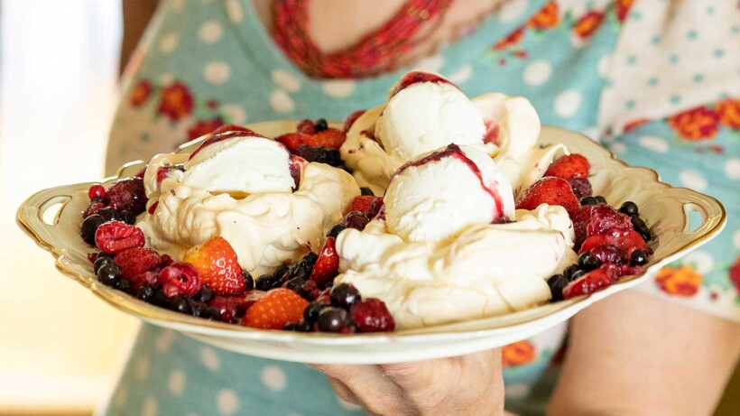Zoeteriken met zomerfruit en ijs
