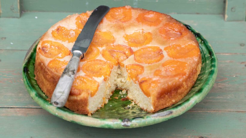 Zomerse abrikozencake met amandelmeel