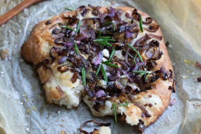 Focaccia met rode ui en rozemarijn: recept voor Italiaans brood