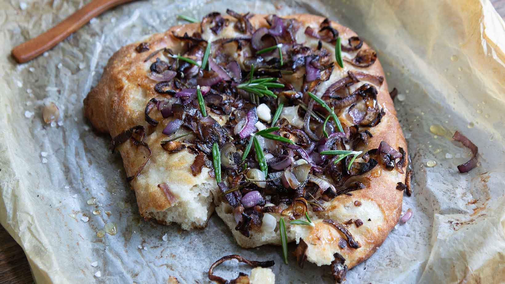 Focaccia met rode ui en rozemarijn: recept voor Italiaans brood