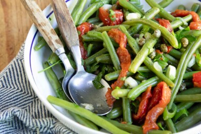 Frisse salade met sperziebonen en geroosterde paprika