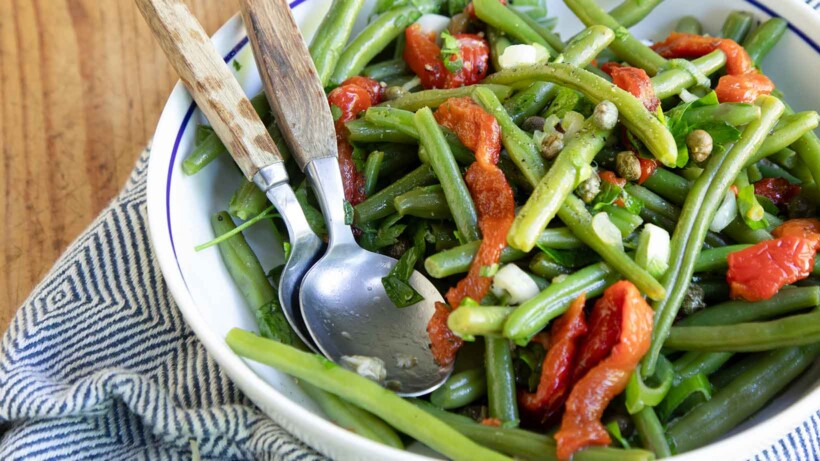Frisse salade met sperziebonen en geroosterde paprika