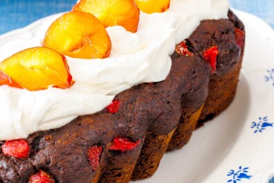 Chocoladecake met aardbeien en pruimen