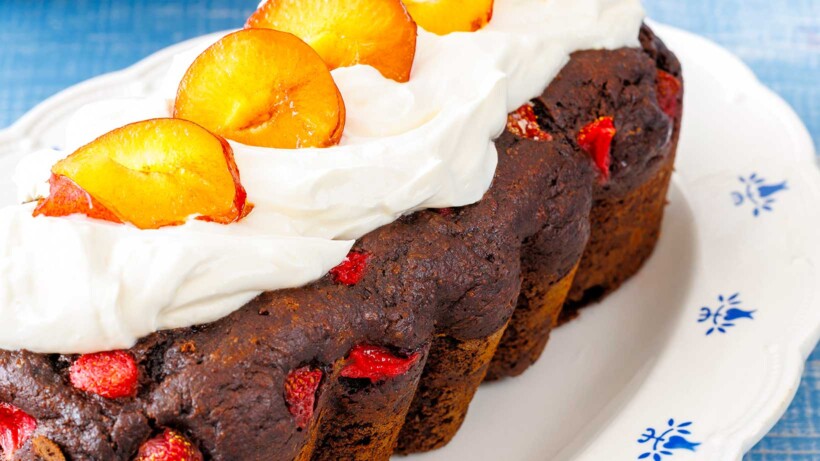 Chocoladecake met aardbeien en pruimen