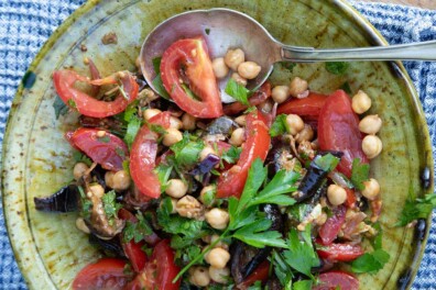 Gegrilde aubergine met tomaten en kikkererwten uit de moestuin