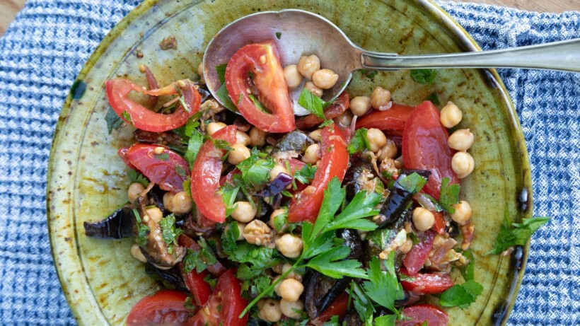 Gegrilde aubergine met tomaten en kikkererwten uit de moestuin